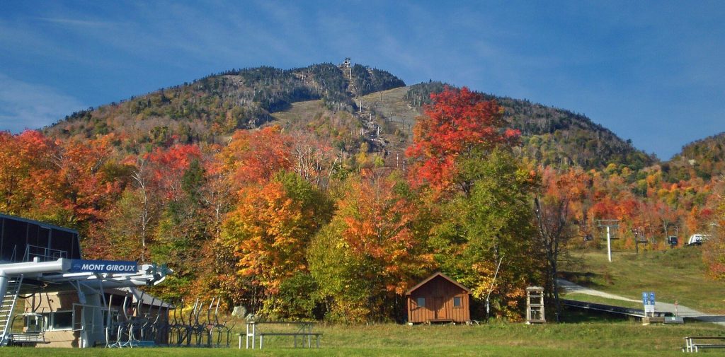 Le mont Orford aux couleurs de l'automne, au cœur du canton d'Orford