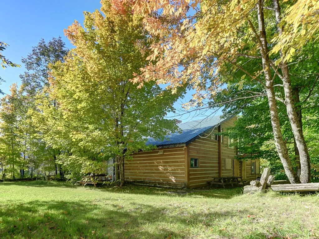 L’auberge en bois rond du domaine La Tanière, à Eastman