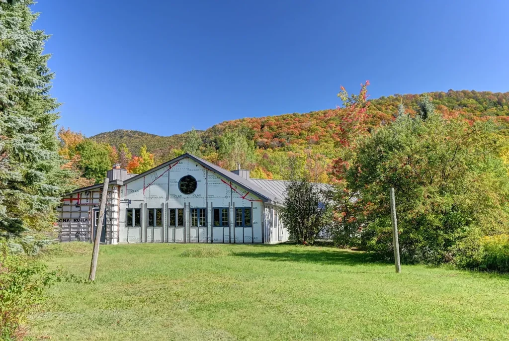 La façade de l’ancienne cabane à sucre de La Tanière, à Eastman