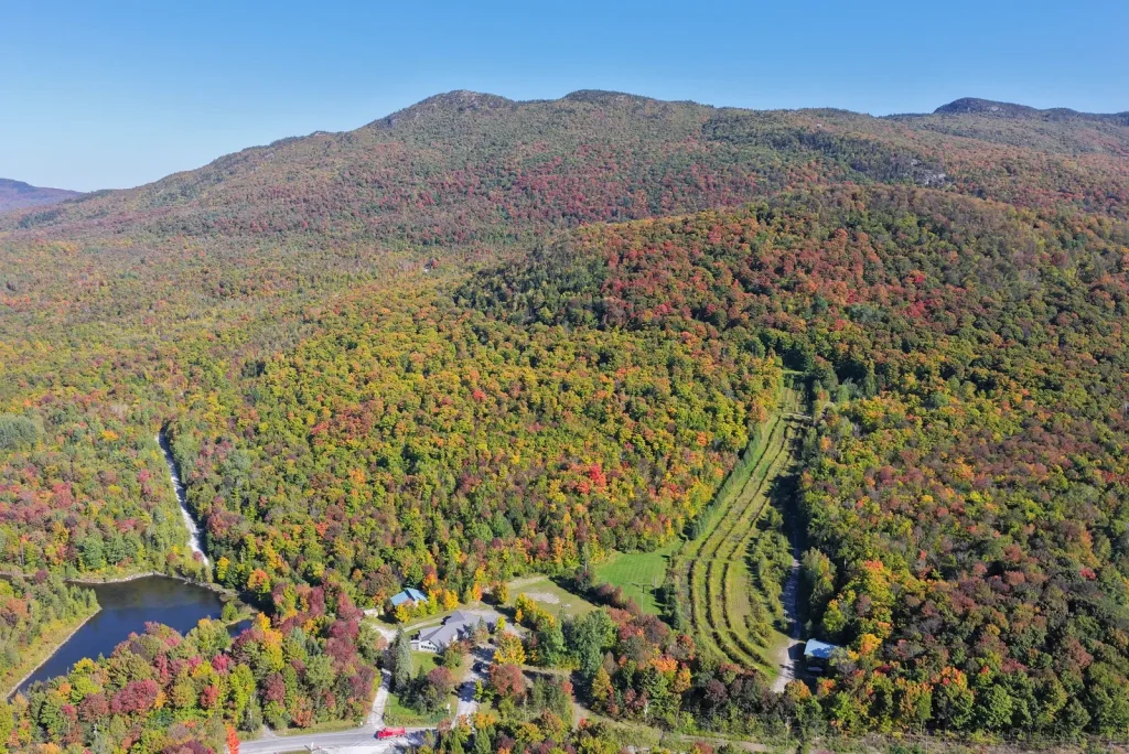 Vue aérienne du domaine La Tanière et du mont Orford, à Eastman