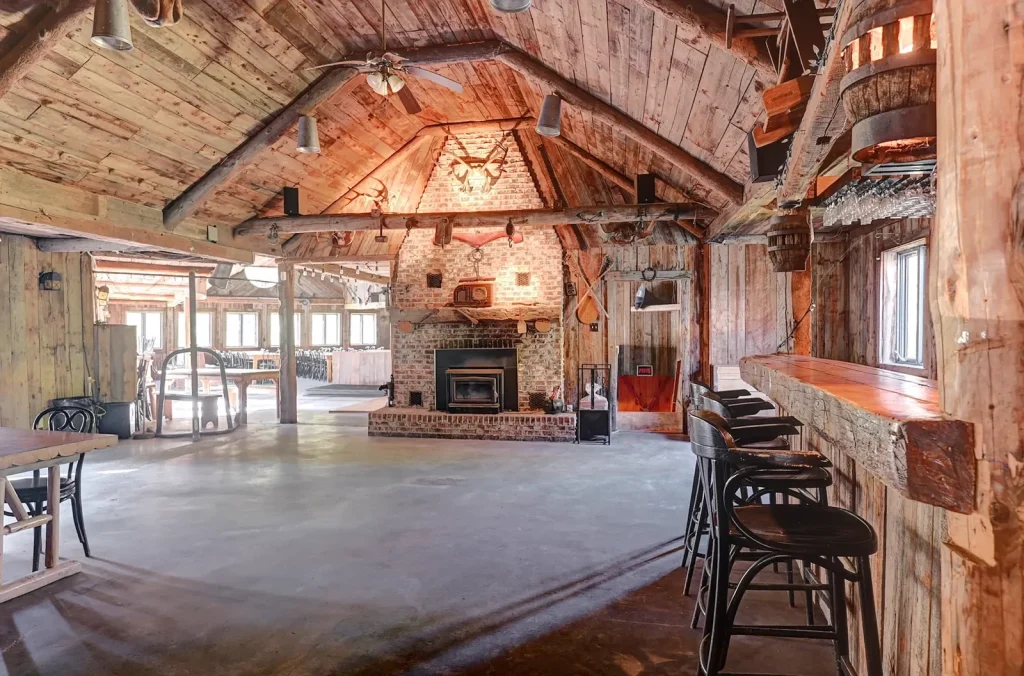 La grande salle de bois et son foyer, à La Tanière