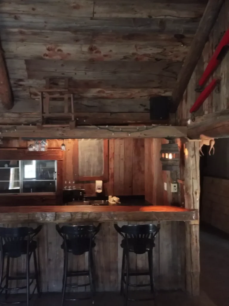 Le bar de la grande salle, à La Tanière