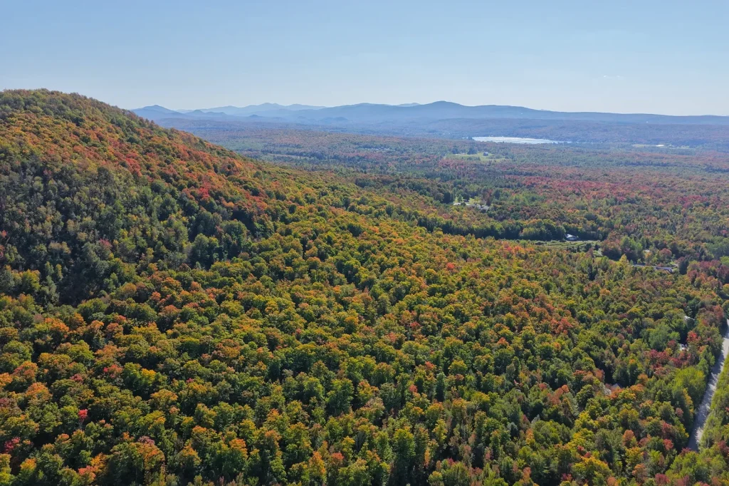 La montagne vue du ciel, au-dessus de La Tanière, à Eastman