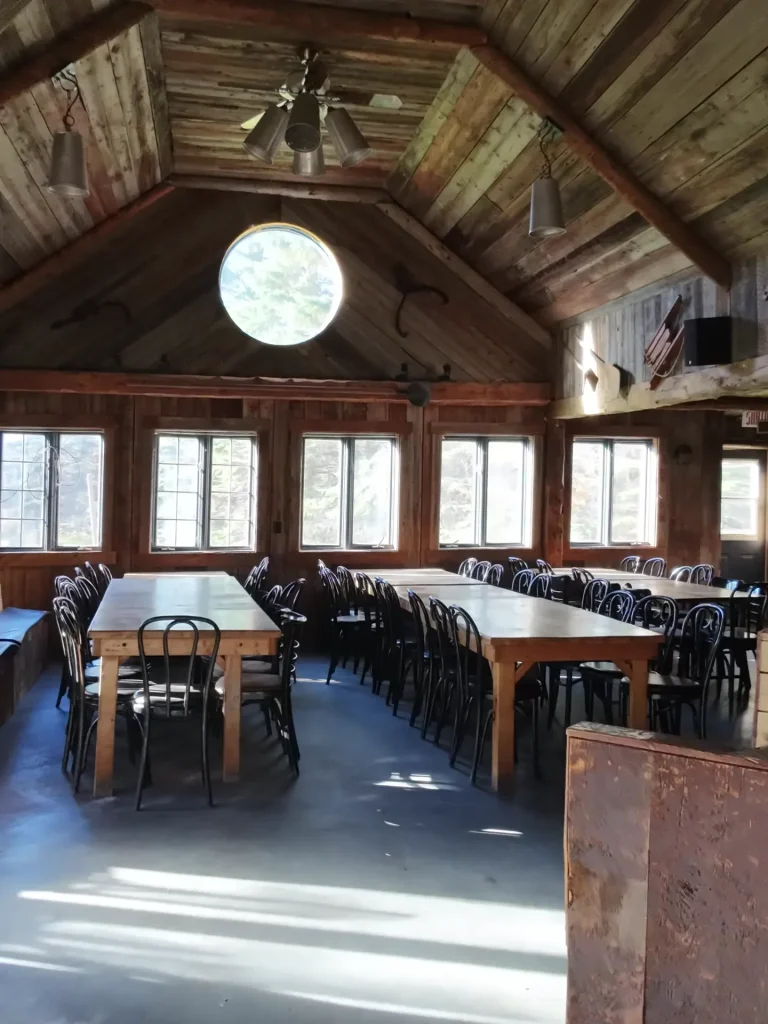 La salle à manger et sa fenêtre ronde, à La Tanière