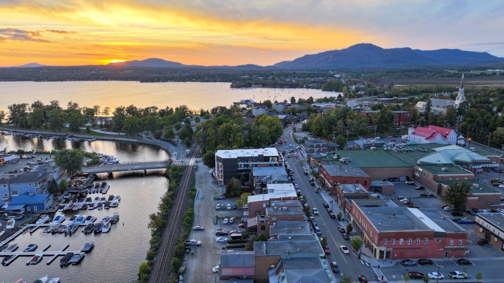 La baie de Magog et le lac Memphrémagog au crépuscule